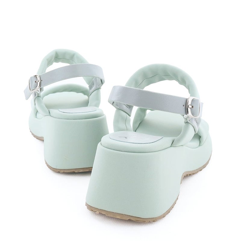 ソールまでをワントーンでまとめたミニマルなデザインもポイント