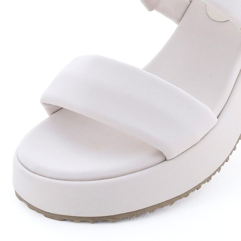 アッパーだけでなく中底やソールまで接触冷感生地を使用