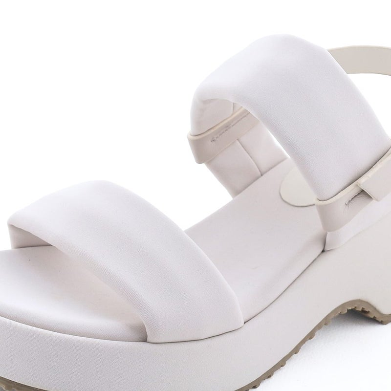 アッパーはふわふわのパデッド仕様でストレスのない履き心地