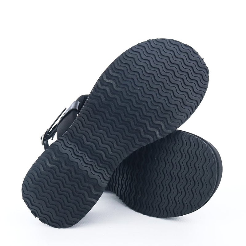 ソール全体に厚みがありヒール傾斜は4.0cmほど