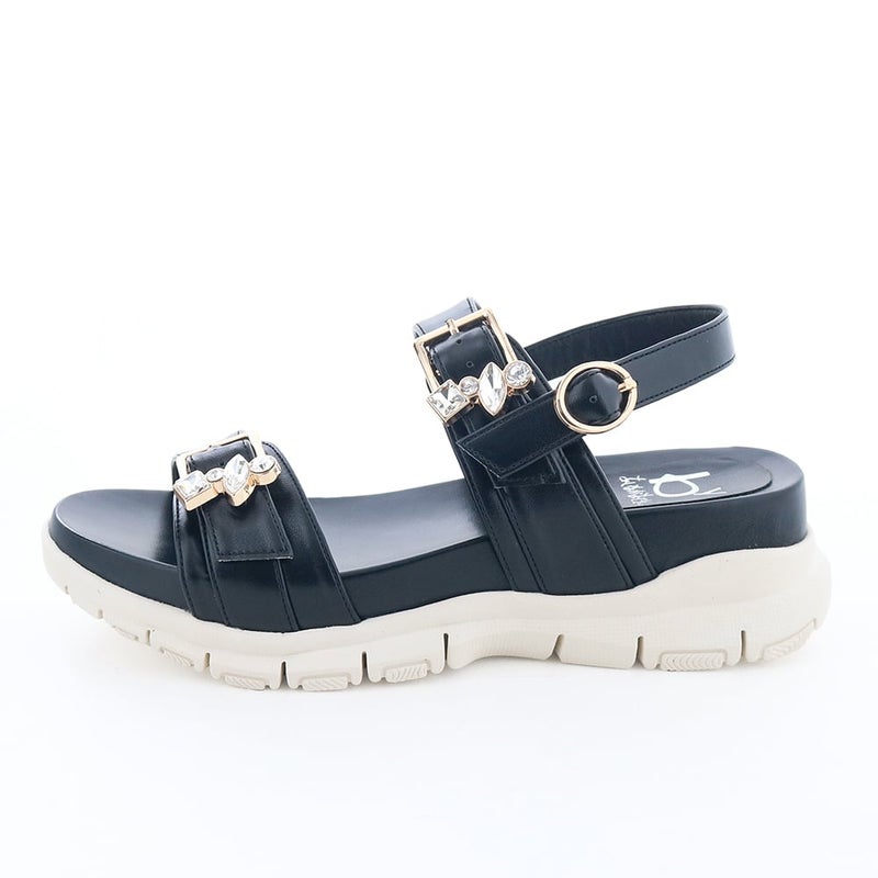 夏の定番スポサンをビジューで贅沢にアップデートした一足