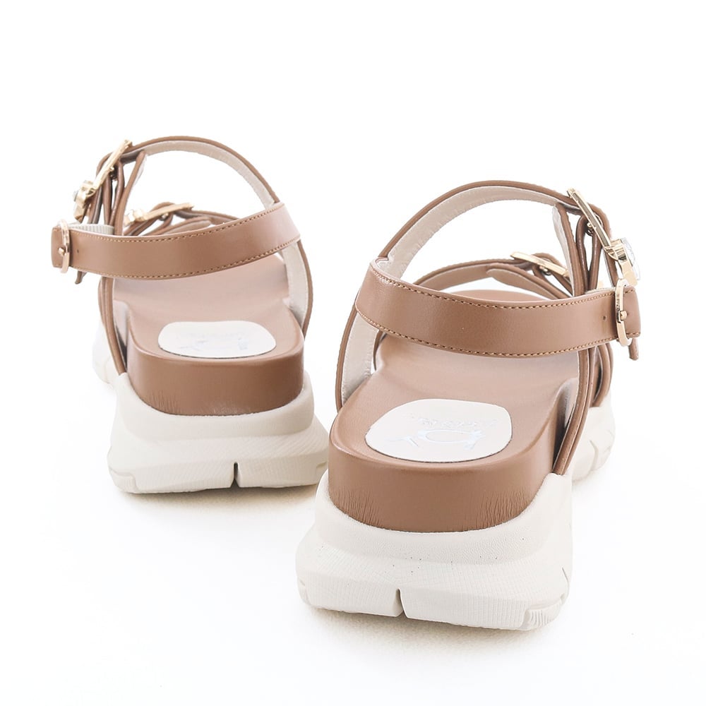 ほんのりヒール感を感じられるウエッジスタイルもポイントです