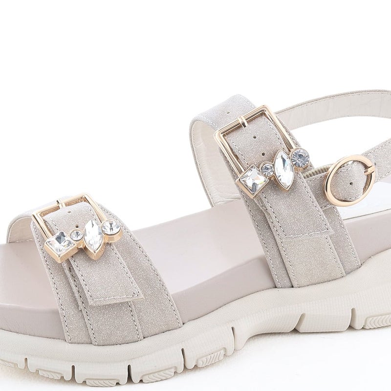 ２か所のバックルにあしらった、高見えするビジュー飾り