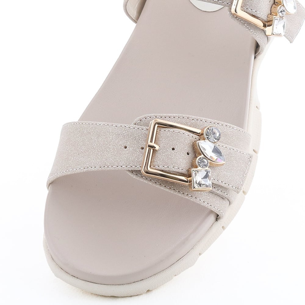 ベルト穴は５つ。自分サイズに調節しやすくなっています