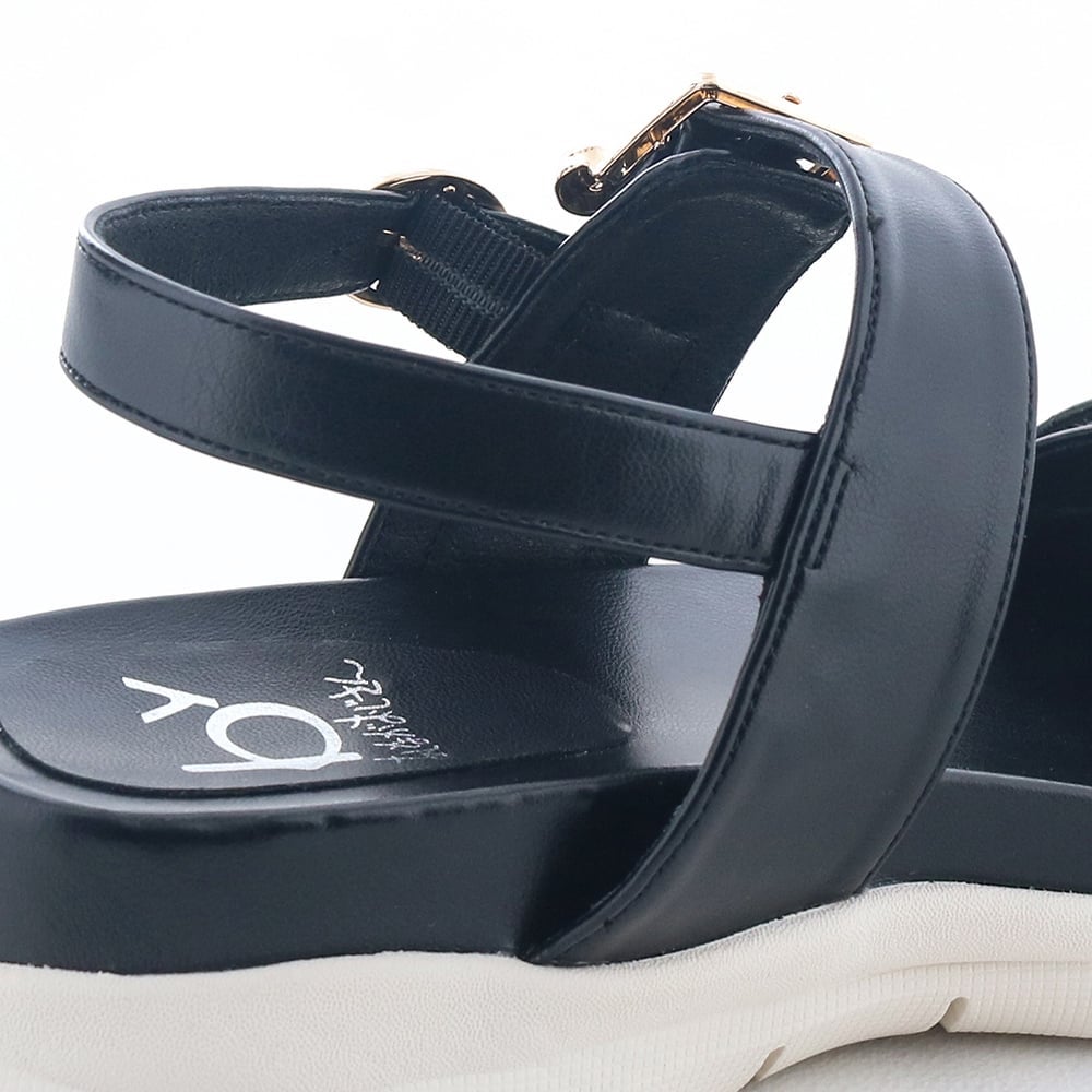 バックベルトは裏ゴム仕様でするっと着脱できます