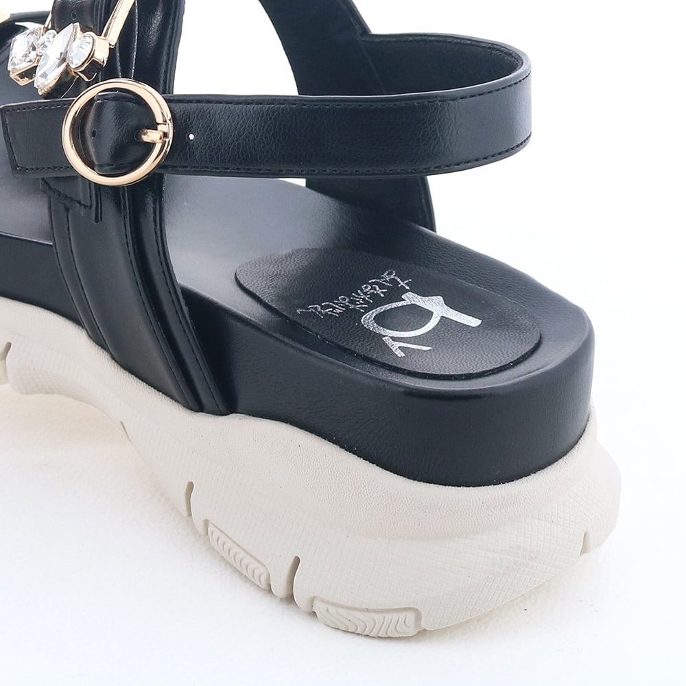 足裏に吸い付くようなフットベッドインソール。足の横ずれを防ぎ安定感ある履き心地です