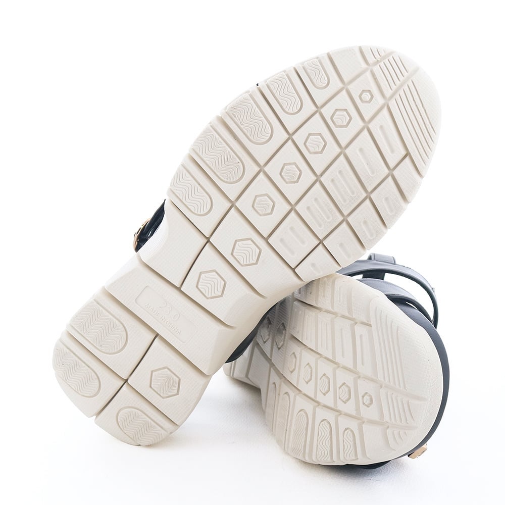 ソール全体に厚みがありヒール傾斜は2.0cmほどです