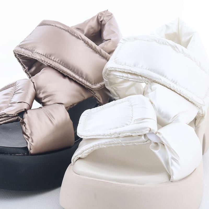 オフホワイトとブロンズは光沢感たっぷり。夏の日差しに映える一足です