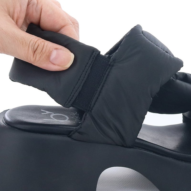 バックストラップはゴム付きで着脱がスムーズ