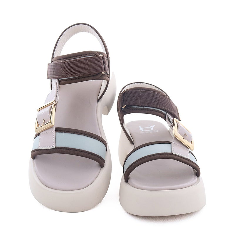 カジュアルなスポサンをモダンに進化させたデザイン