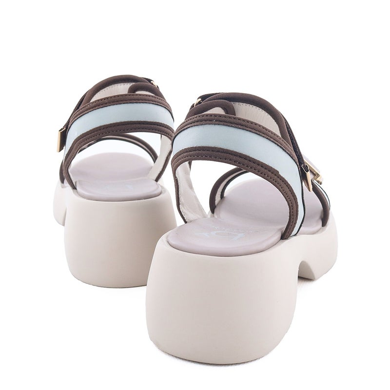 きれいめなコーデにもなじみやすい一足です