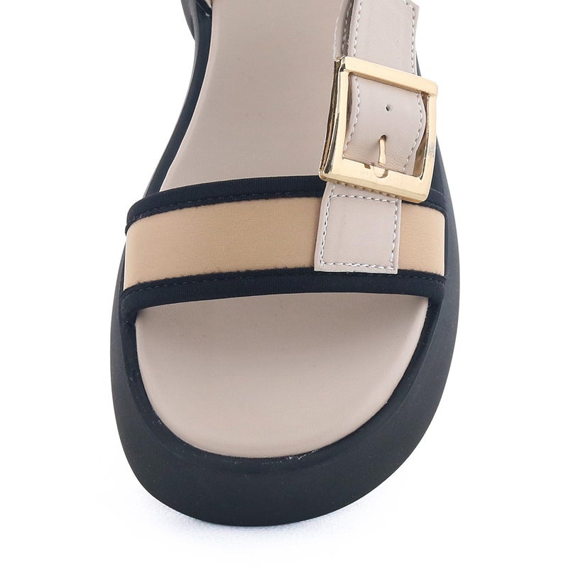 指先を締め付けないゆったり幅のラウンドトゥ