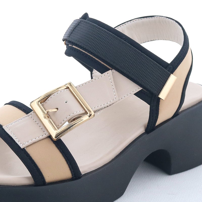 ベルトやストラップで足をしっかりホールドします