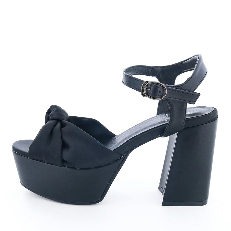 ストーム×チャンキーヒールが90sレトロなサンダル