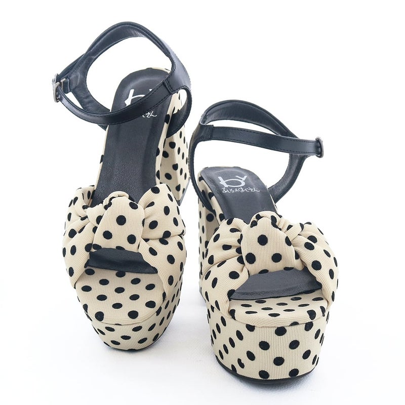 アッパーの結びデザインがまるでリボンのよう