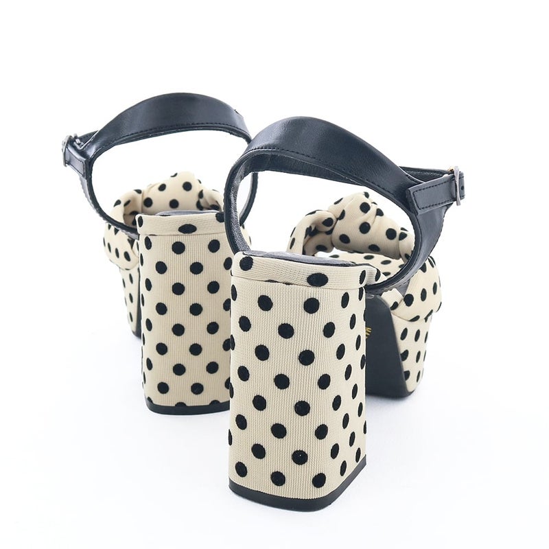 10.5cmの迫力あるチャンキーヒール。別人級にスタイルアップできます