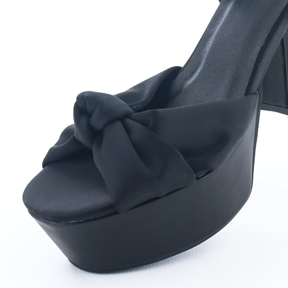 ふわふわのアッパーで足あたりソフトです