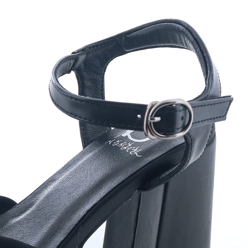 足首ベルトもスポンジ入りでやわらかに