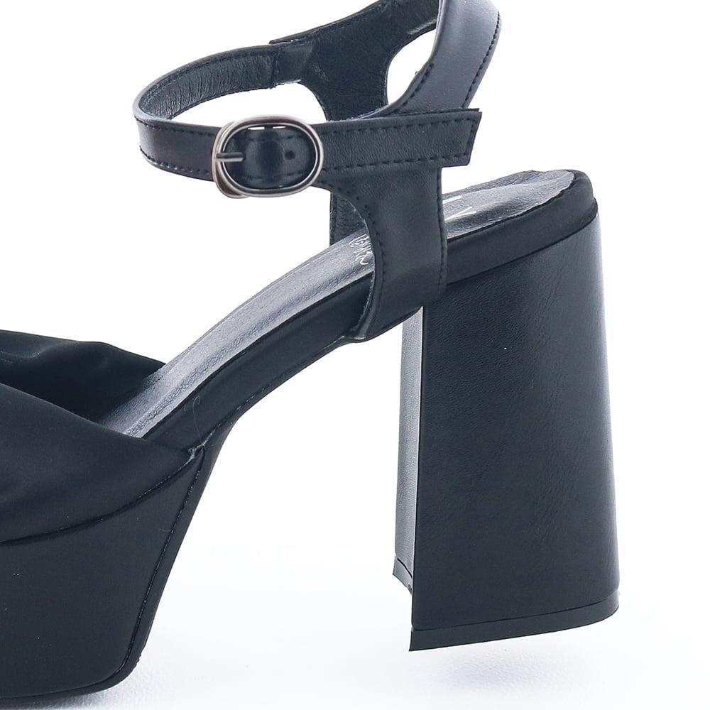 ヒールの高さ：約10.5cm