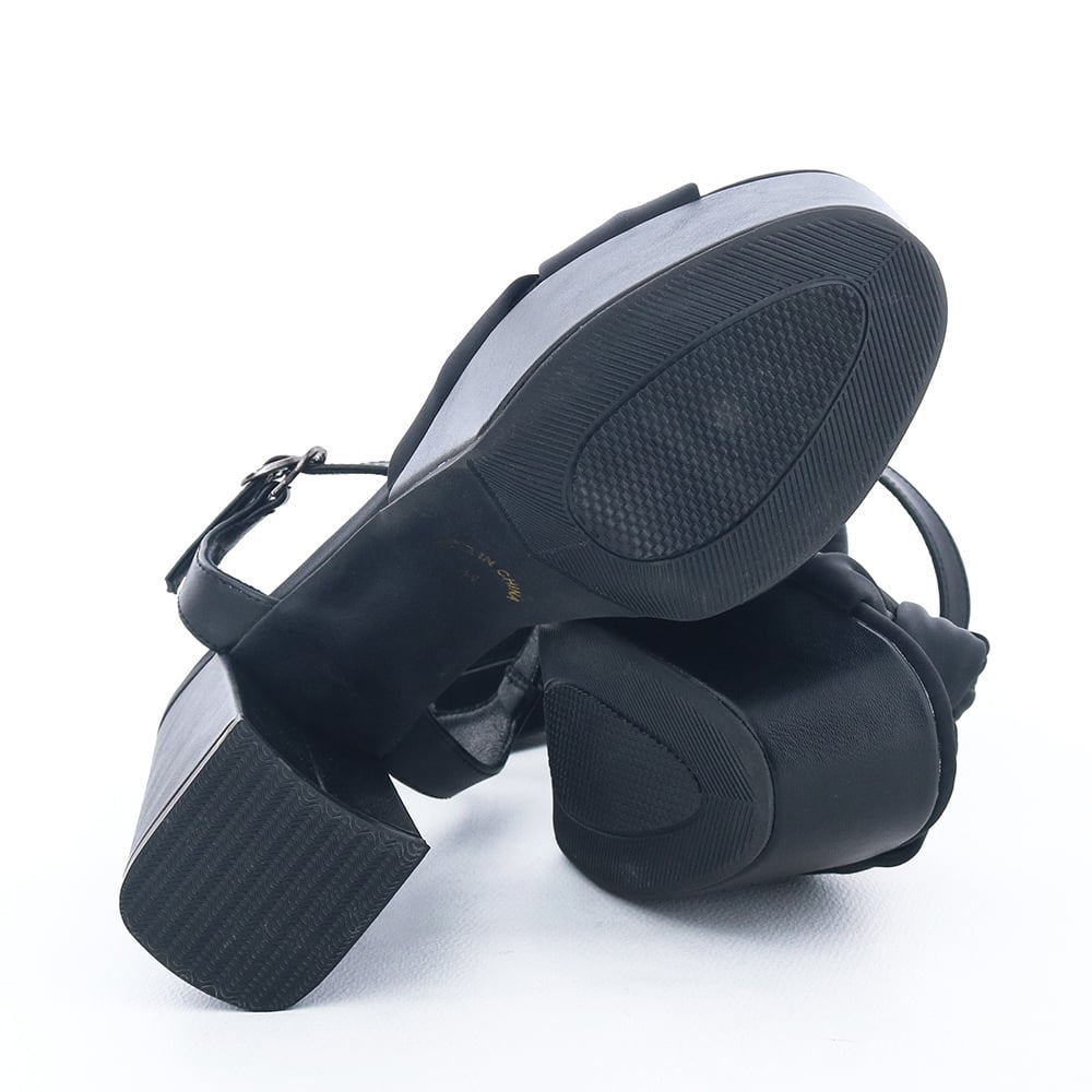 ストーム付きなのでヒール傾斜は6.0cmほどです