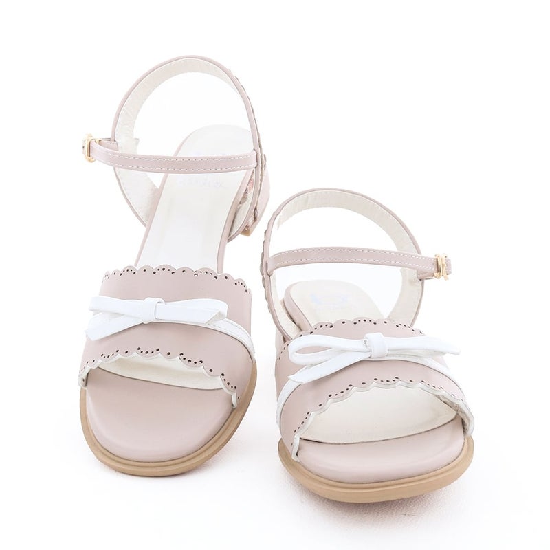 フリルのようなピコカットやリボンで可愛く仕上げたサンダルです