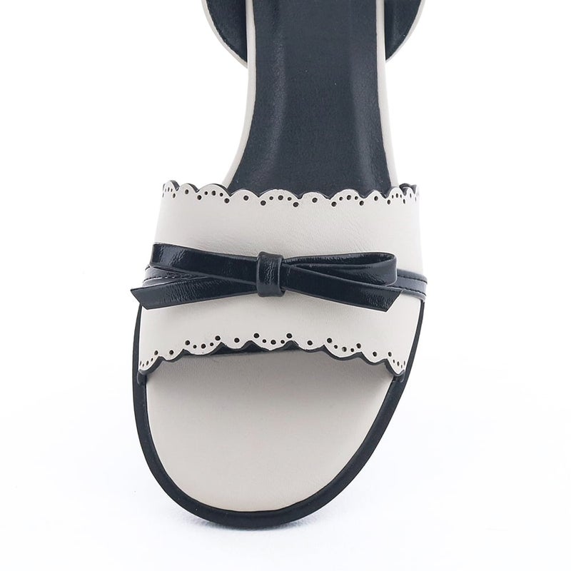 甲にはデザインのアクセントとなる小さなリボンを付けました