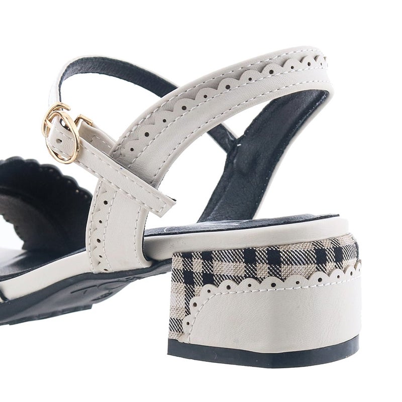 ベルトやヒールにもピコカットと小穴飾りを。どこから見ても可愛い！