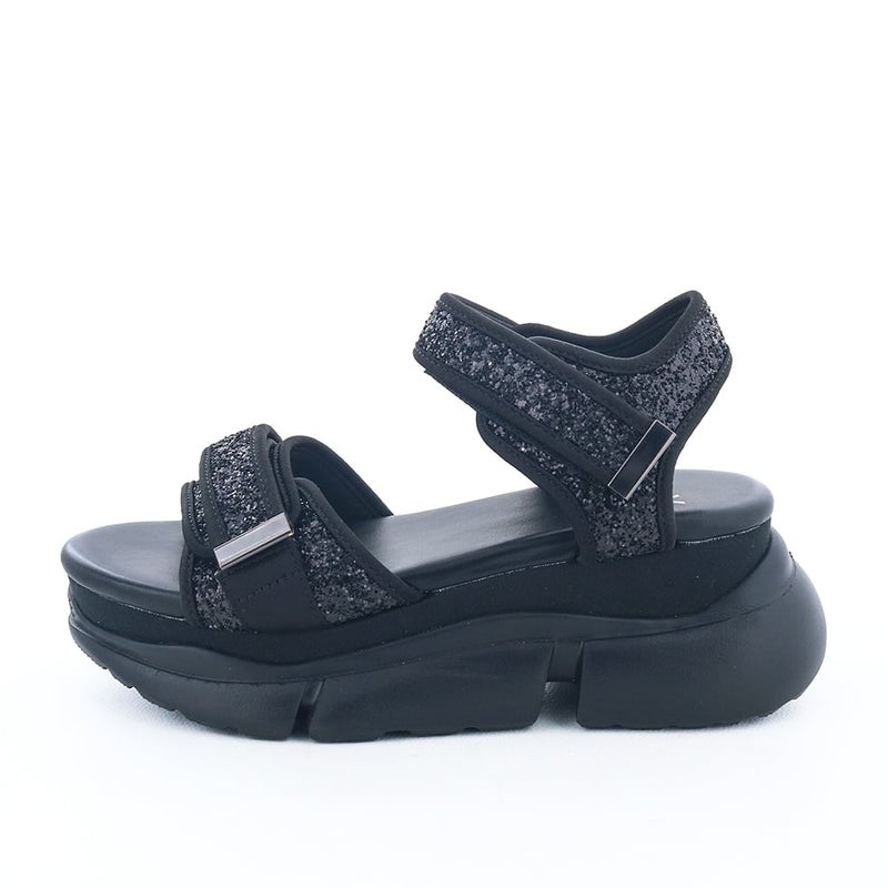 キラキラのグリッターが夏の日差しに映える厚底スポーツサンダル