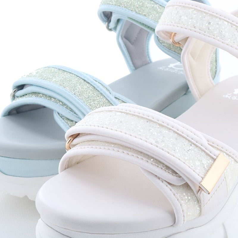 ベルト全体にあしらったグリッターの輝きで足もとが華やかに