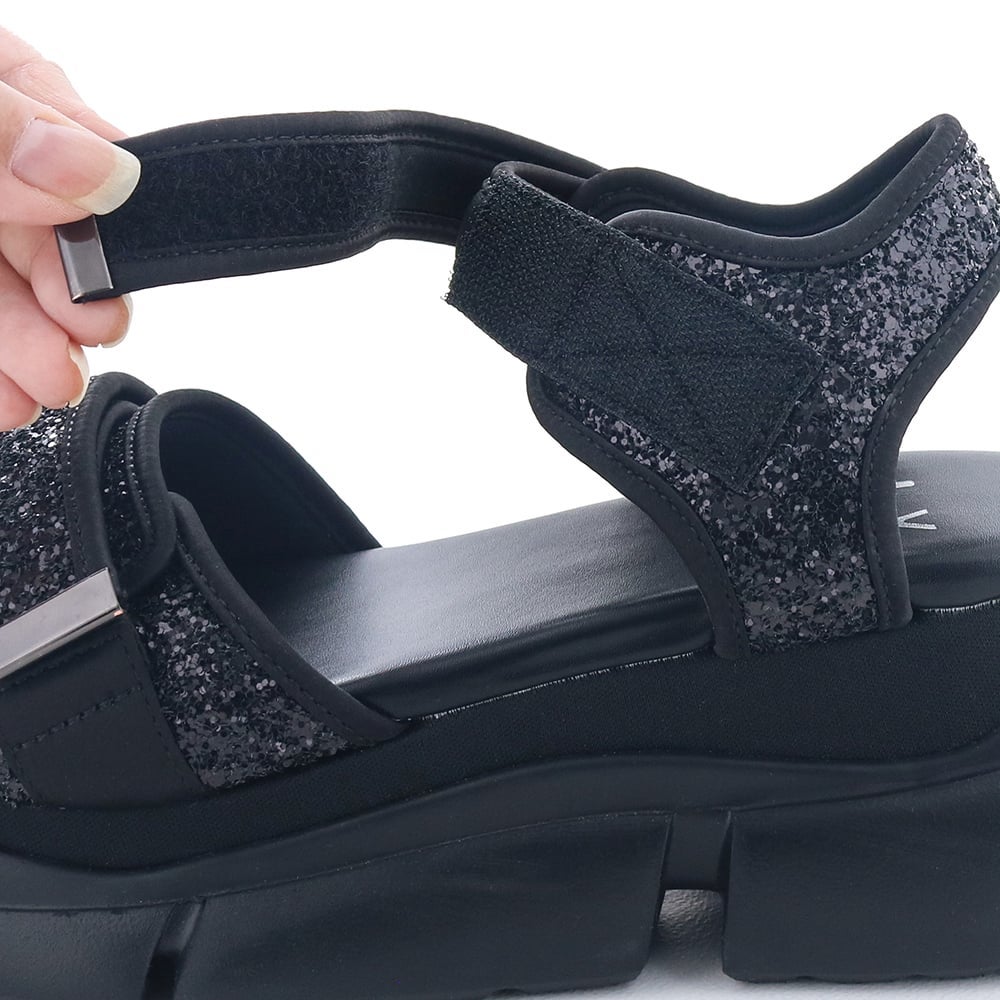 足首側のベルトも同様に面ファスナーでしっかりホールド