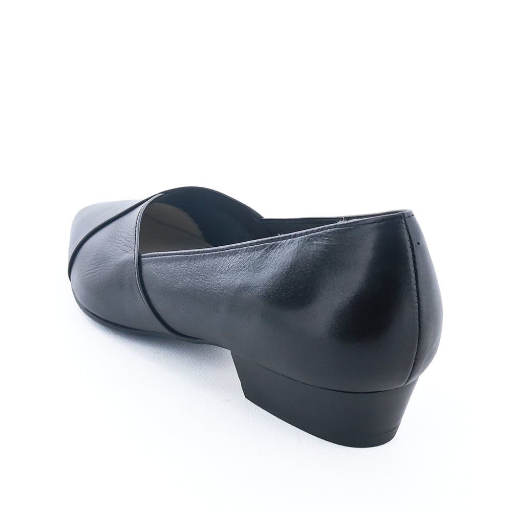 カウンター芯の入った踵でしっかり支えます