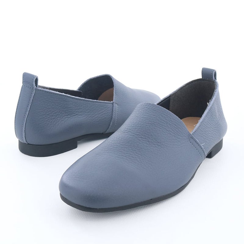 深いトーンの落ち着いたブルーは合わせやすいカラー