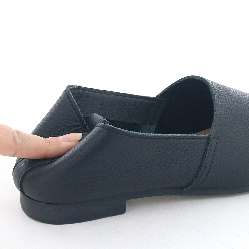 かかとも硬い芯を使わずソフトに。靴擦れしにくくなっています