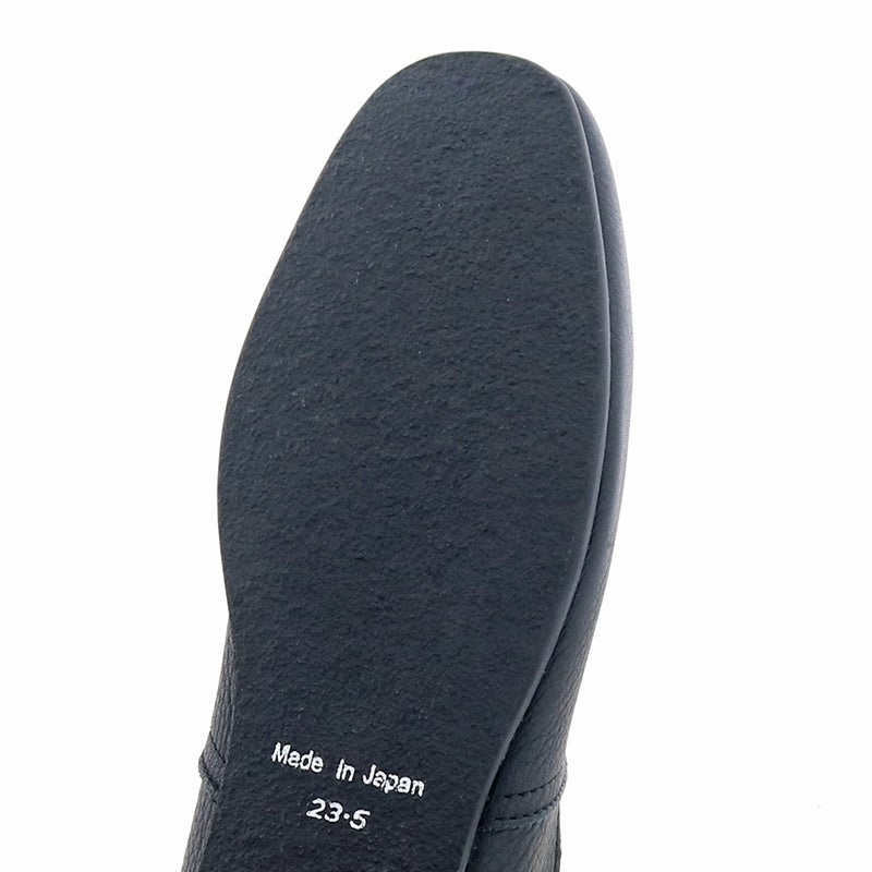 中底に防水シート入り。底面から浸水しにくくなっています