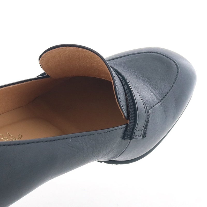 ライニングには豚革を使用。足なじみがよく吸い付くような履き心地です