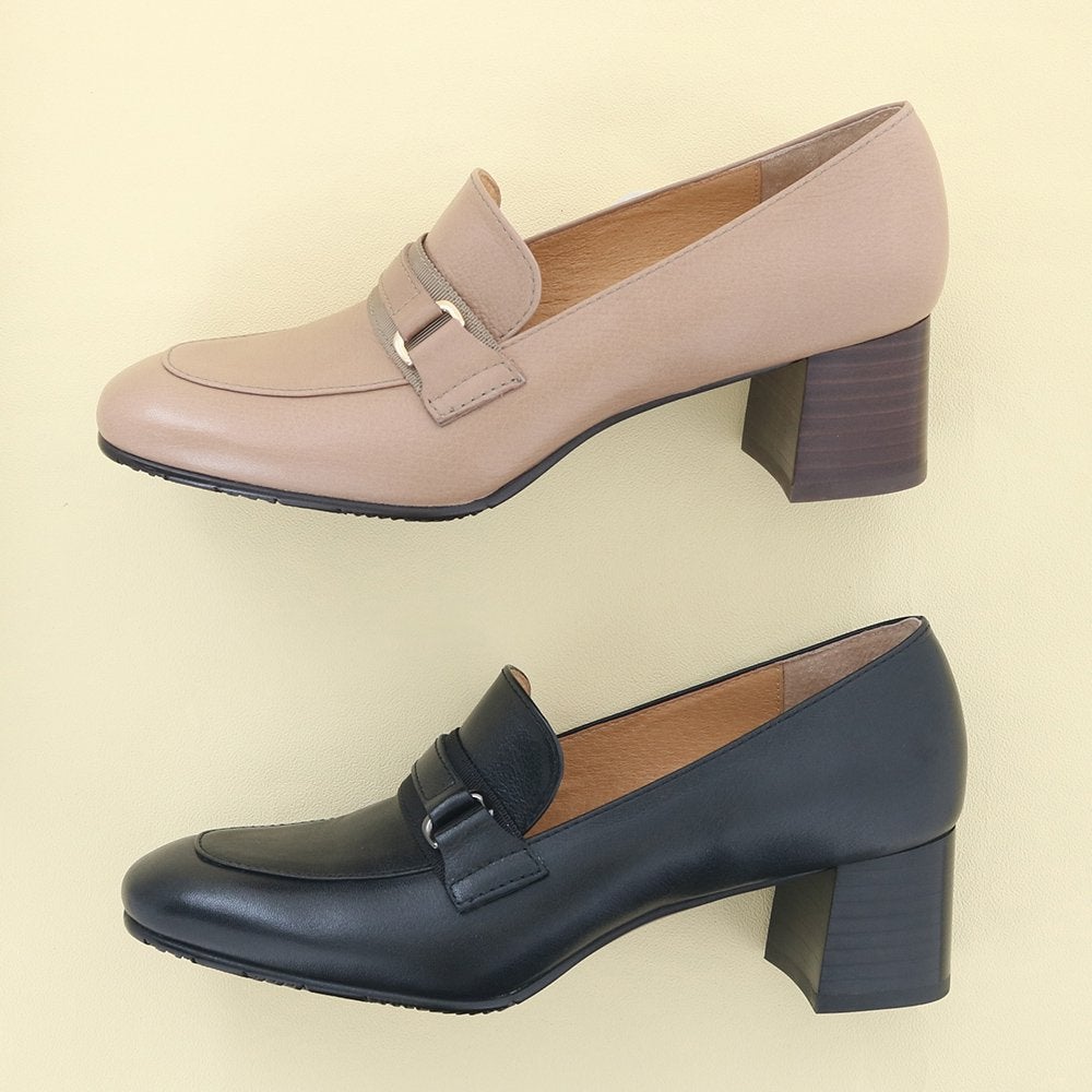 ブラックなどの定番カラーもあります