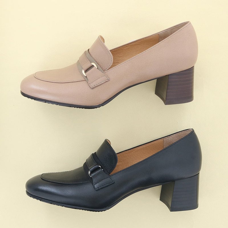 ブラックなどの定番カラーもあります