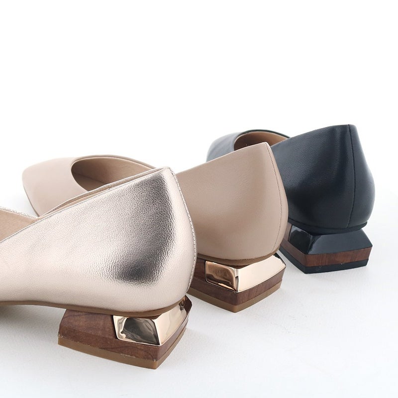 ウッドプリント×メッキの変形ヒールが後姿のアクセントに