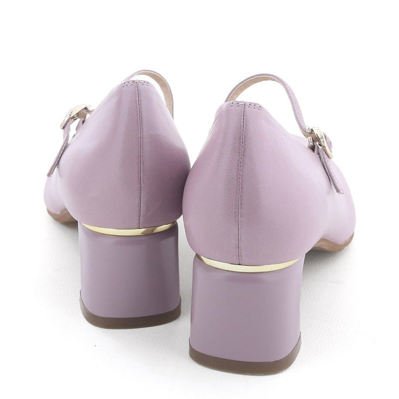 ヒールにあしらったメタル金具が後姿のアクセントに