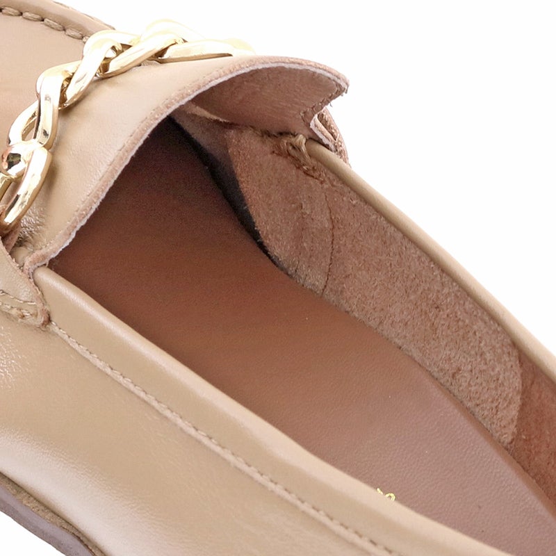 裏を抜いたソフト仕立てで、やさしく包み込まれます