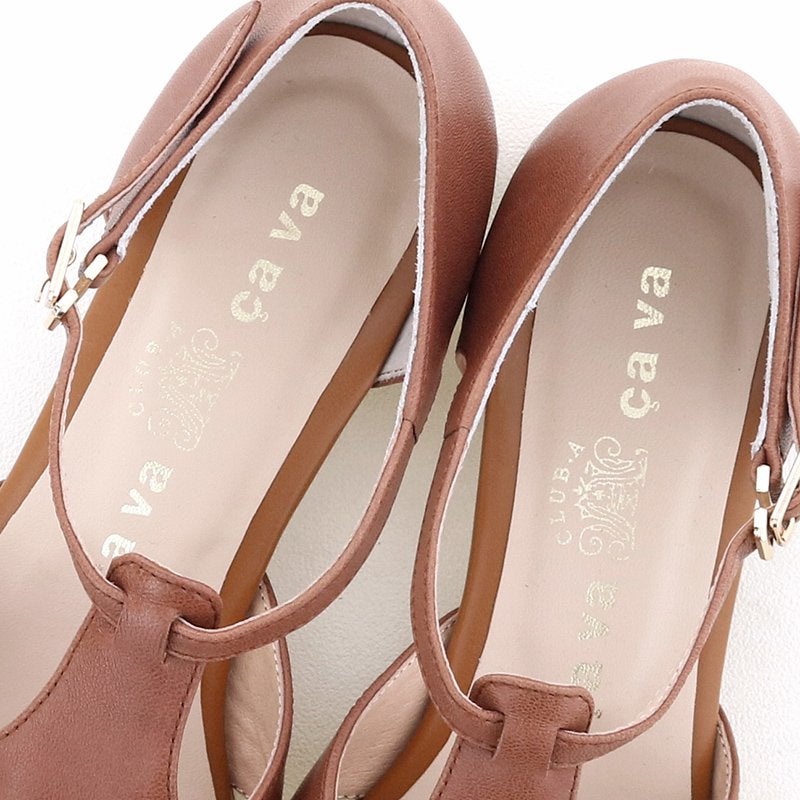 インソールにはクッションを効かせ、足裏が痛くなりにくい仕様に