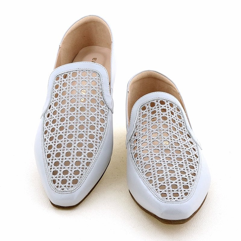 きちんとした場面やオフィスシーンでも活躍してくれそうな一足です