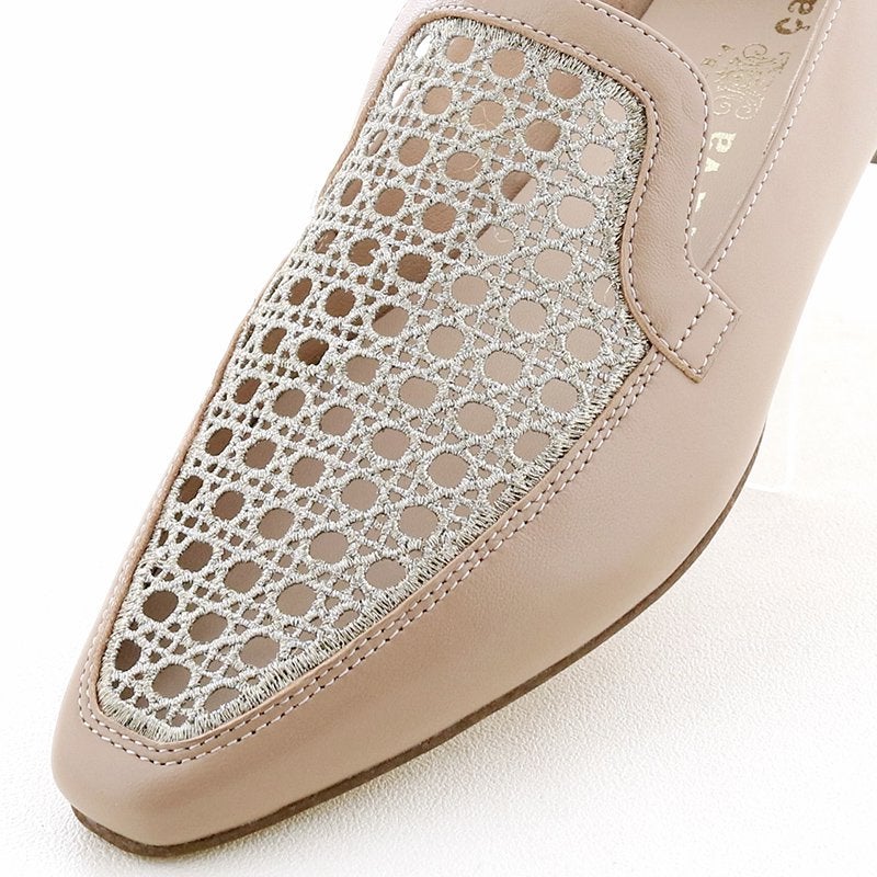 上品なレース使いで通気性もよく、肌の露出も控えめで安心。