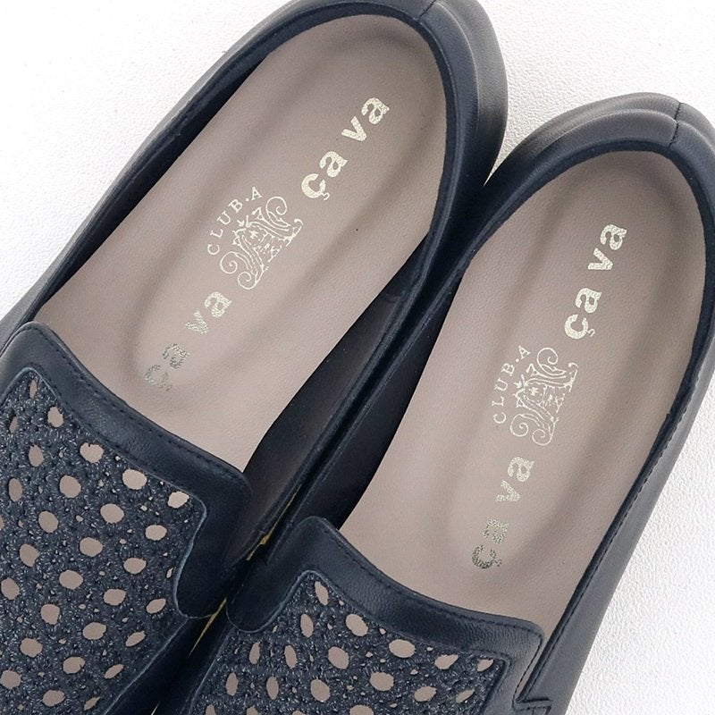 インソールにはクッションを効かせ、ぺたんこでも足裏が痛くなりにくい