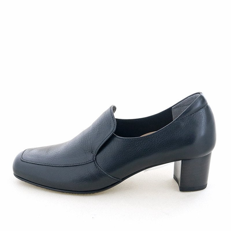 深めの足入れで安定感のあるモカパンプス