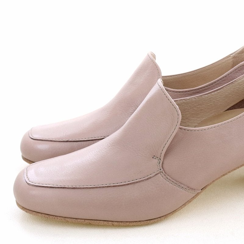 深めの足入れで甲をしっかりカバーします