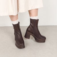 ダークブラウン
