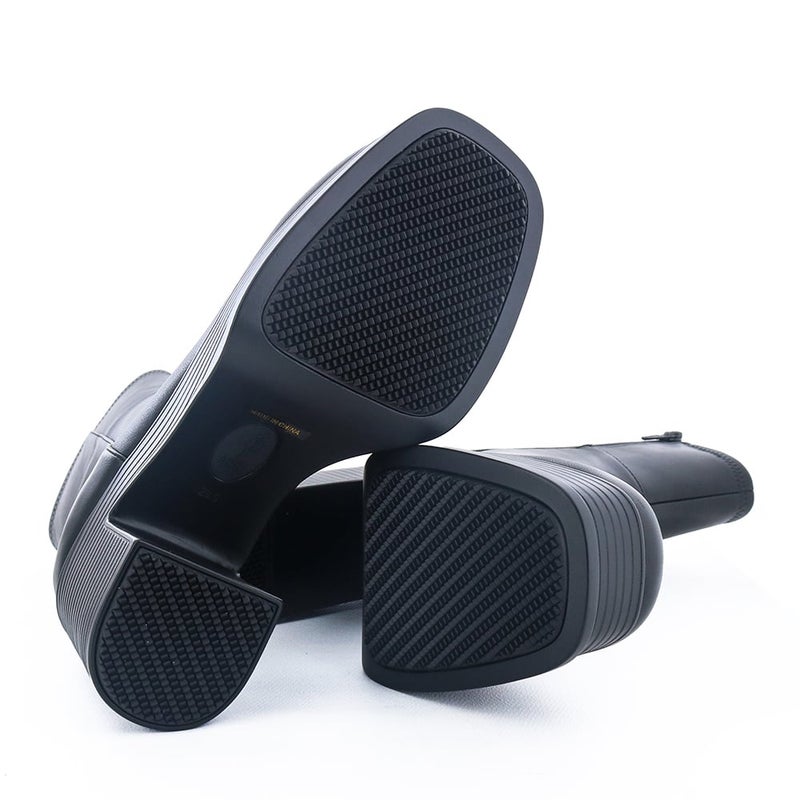 ソール全体に厚みがありヒール傾斜は5.0cmほど