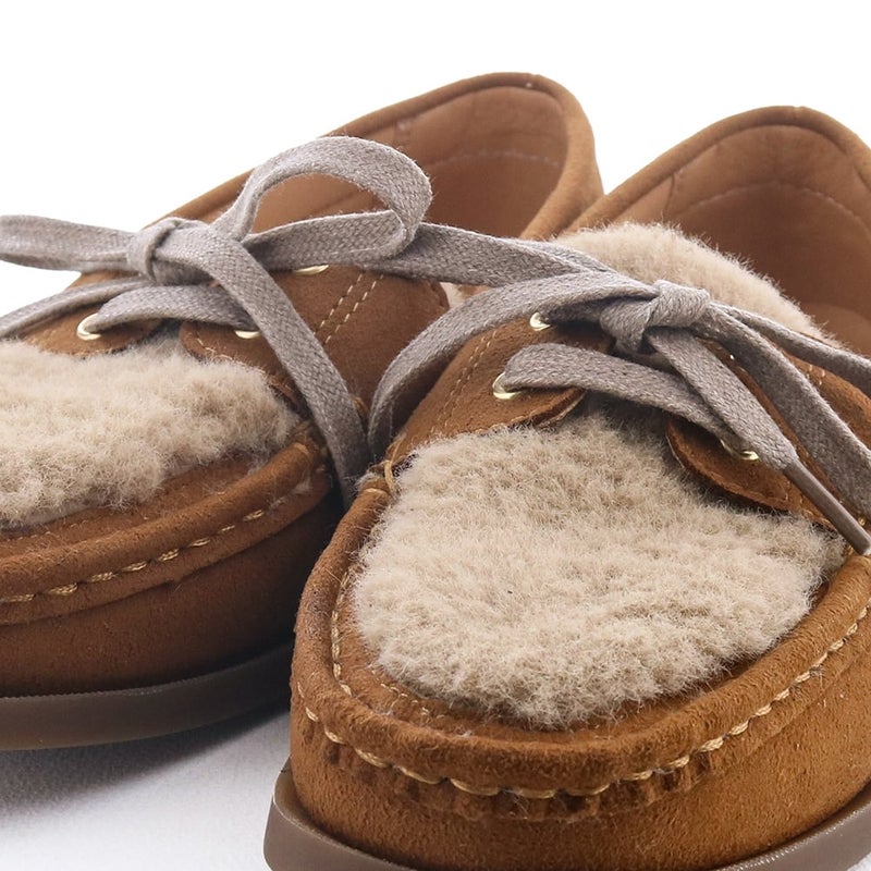 甲にはたっぷりのボアでシーズンアクセントをプラス