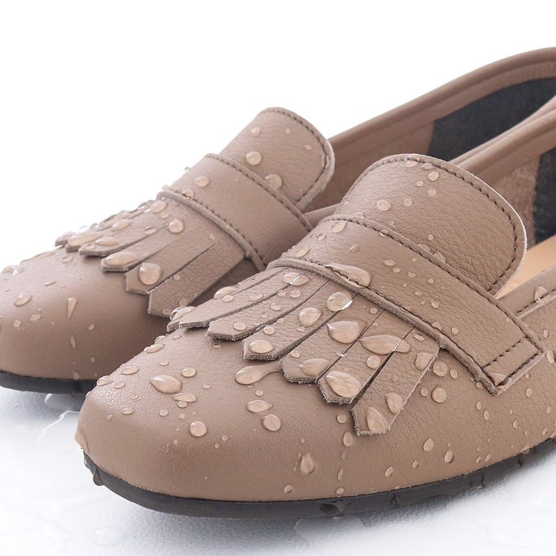 アッパーは防水レザーで水や汚れを弾きます